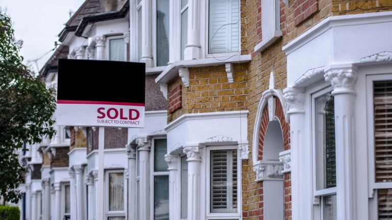 “UK Neighborhood Income Disparity Widens: Top Earners £87K Ahead”